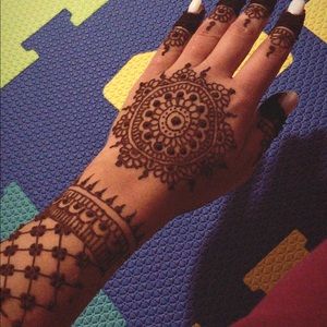 Henna artist